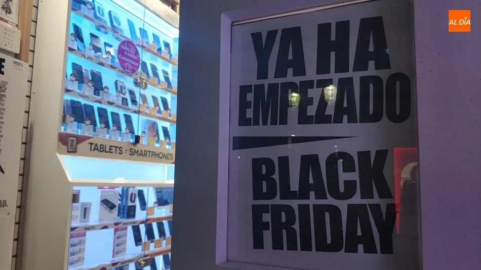 Carteles de la campaña del Black Friday en el centro de la ciudad. Foto: Lydia González