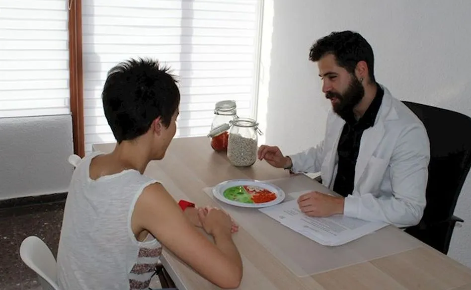 Los dietistas-nutricionistas aseguran que su inclusión en el SNS mejoraría la eficiencia del sistema sanitario