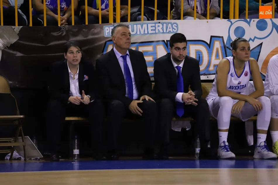 Ortega, en el banquillo, junto a su cuerpo técnico / Lydia González