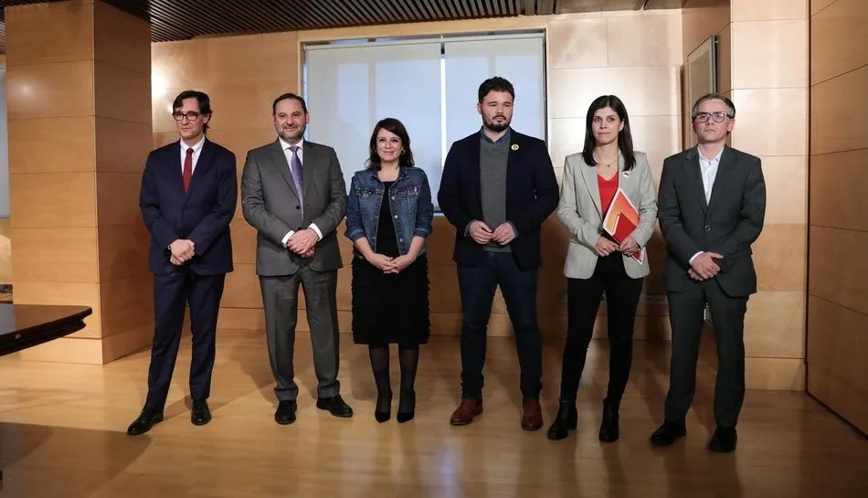 Primera reunión de sus delegaciones negociadoras durante dos horas y media en el Congreso