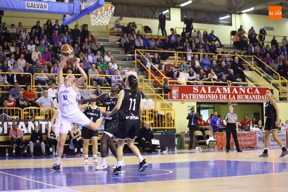 Foto 11 - El Perfumer&iacute;as Avenida cumple con el expediente al superar a un combativo Olivais (92-49)
