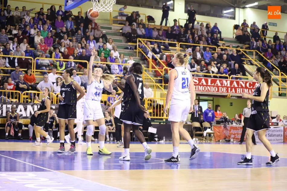 Foto 8 - El Perfumer&iacute;as Avenida cumple con el expediente al superar a un combativo Olivais (92-49)