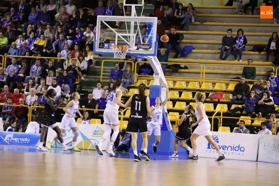 Foto 7 - El Perfumer&iacute;as Avenida cumple con el expediente al superar a un combativo Olivais (92-49)