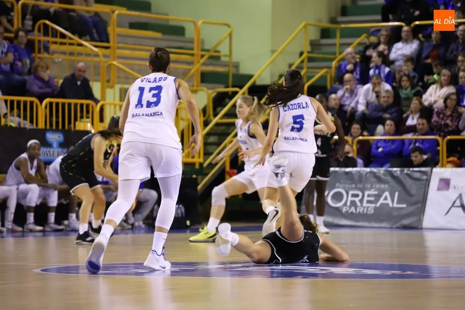 Foto 9 - El Perfumer&iacute;as Avenida cumple con el expediente al superar a un combativo Olivais (92-49)