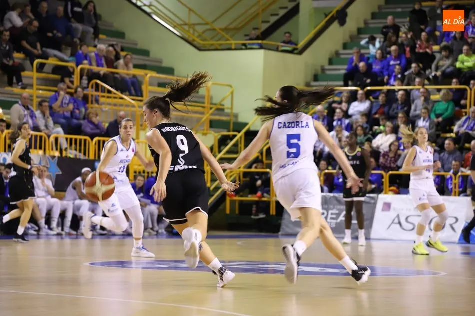 Foto 5 - El Perfumer&iacute;as Avenida cumple con el expediente al superar a un combativo Olivais (92-49)