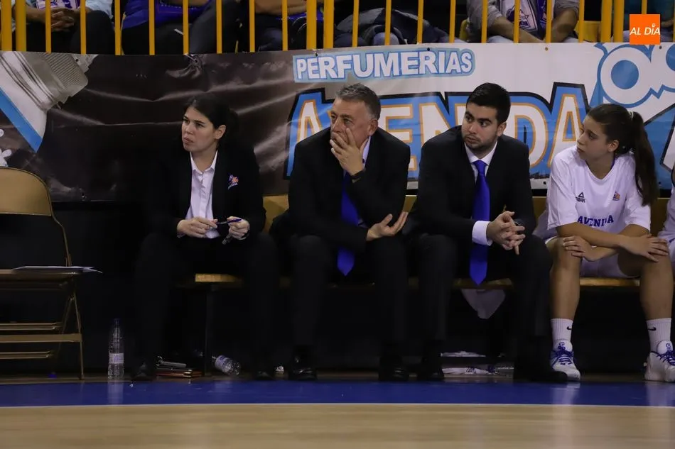 Foto 4 - El Perfumer&iacute;as Avenida cumple con el expediente al superar a un combativo Olivais (92-49)
