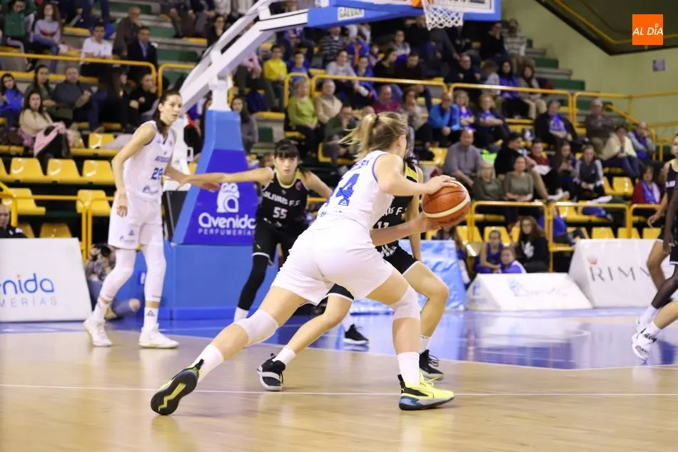 Foto 3 - El Perfumer&iacute;as Avenida cumple con el expediente al superar a un combativo Olivais (92-49)