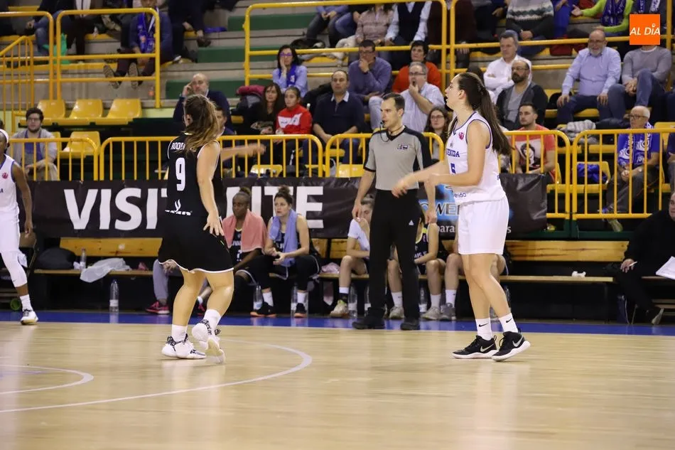 Foto 2 - El Perfumer&iacute;as Avenida cumple con el expediente al superar a un combativo Olivais (92-49)