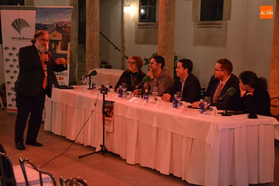 El grupo Alcandora remata una larga jornada en la que Javier Pérez Andrés invitó a...