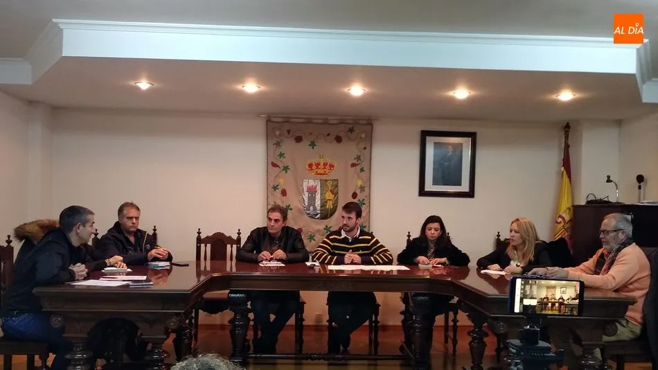 Los miembros del Consistorio de Lumbrales debatiendo en el pleno ordinario de noviembre / E. Corredera