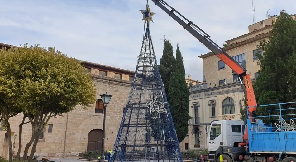 Montaje del gran árbol de navidad en la plaza de Santa Eulalia