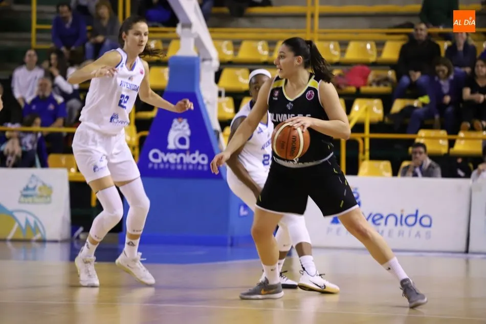 Vitola y Loyd ejercen una acción defensiva contra el Olivais