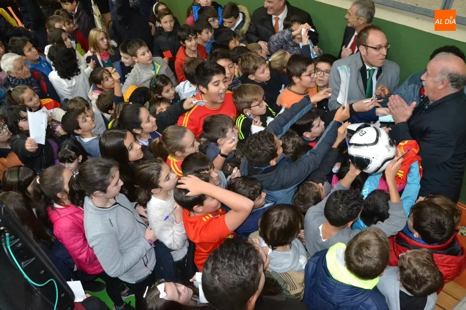 Foto 10 - Vicente del Bosque lee el manifiesto de los escolares contra la despoblaci&oacute;n d&aacute;ndose un ba&ntilde;o de...