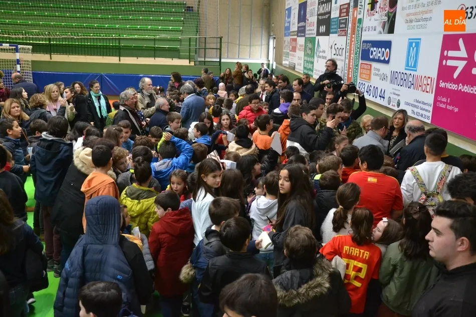 Foto 8 - Vicente del Bosque lee el manifiesto de los escolares contra la despoblaci&oacute;n d&aacute;ndose un ba&ntilde;o de...