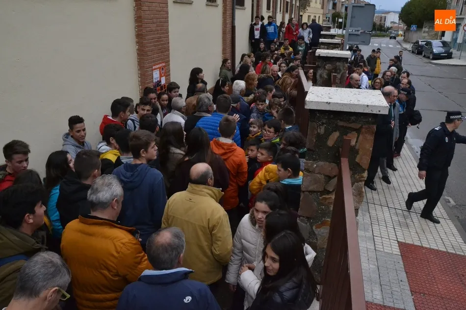 Foto 5 - Vicente del Bosque lee el manifiesto de los escolares contra la despoblaci&oacute;n d&aacute;ndose un ba&ntilde;o de...