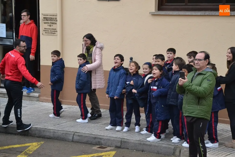 Foto 4 - Vicente del Bosque lee el manifiesto de los escolares contra la despoblaci&oacute;n d&aacute;ndose un ba&ntilde;o de...