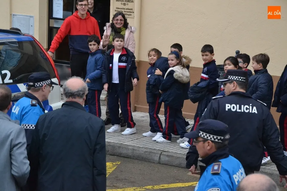 Foto 3 - Vicente del Bosque lee el manifiesto de los escolares contra la despoblaci&oacute;n d&aacute;ndose un ba&ntilde;o de...