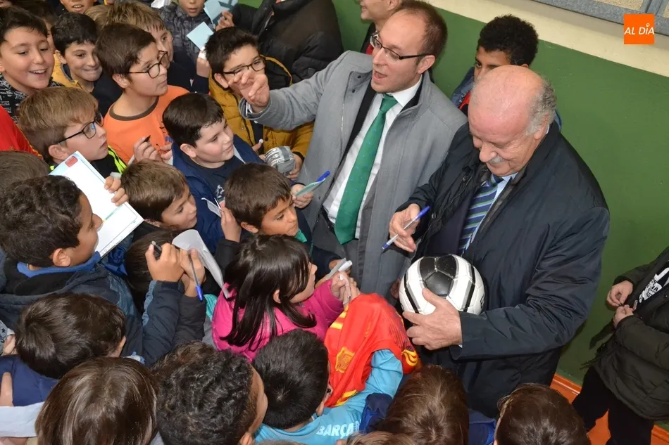 Foto 11 - Vicente del Bosque lee el manifiesto de los escolares contra la despoblaci&oacute;n d&aacute;ndose un ba&ntilde;o de...