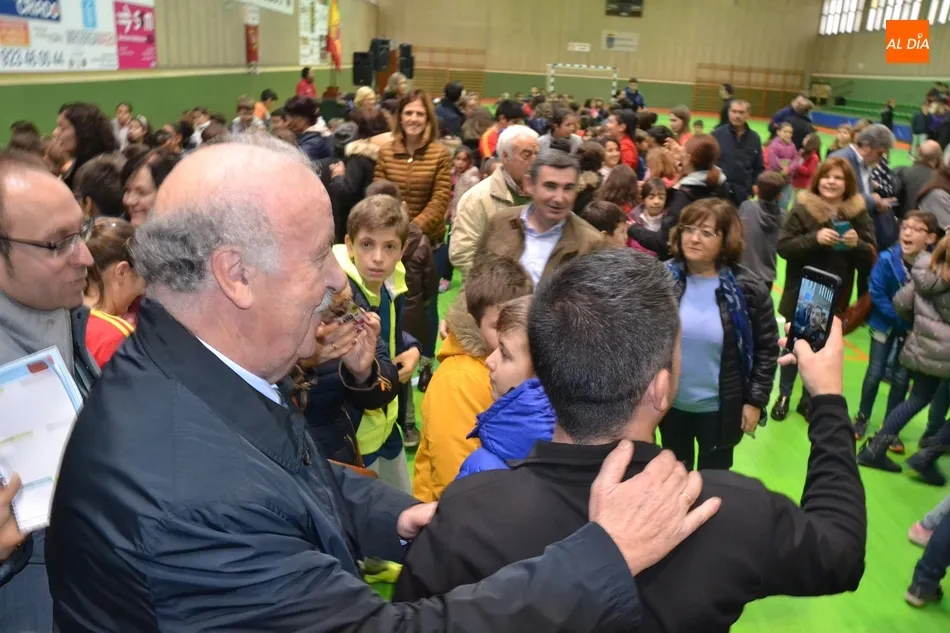 Foto 6 - Vicente del Bosque lee el manifiesto de los escolares contra la despoblaci&oacute;n d&aacute;ndose un ba&ntilde;o de...