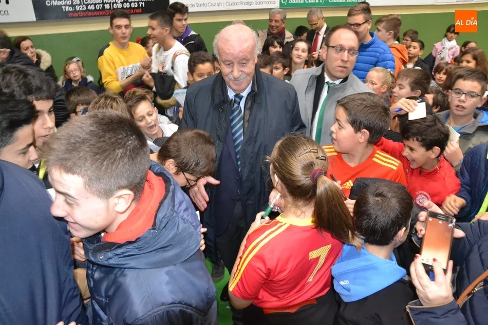 Foto 7 - Vicente del Bosque lee el manifiesto de los escolares contra la despoblaci&oacute;n d&aacute;ndose un ba&ntilde;o de...
