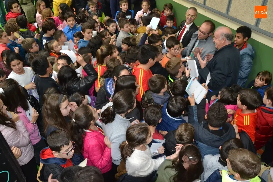 Foto 9 - Vicente del Bosque lee el manifiesto de los escolares contra la despoblaci&oacute;n d&aacute;ndose un ba&ntilde;o de...