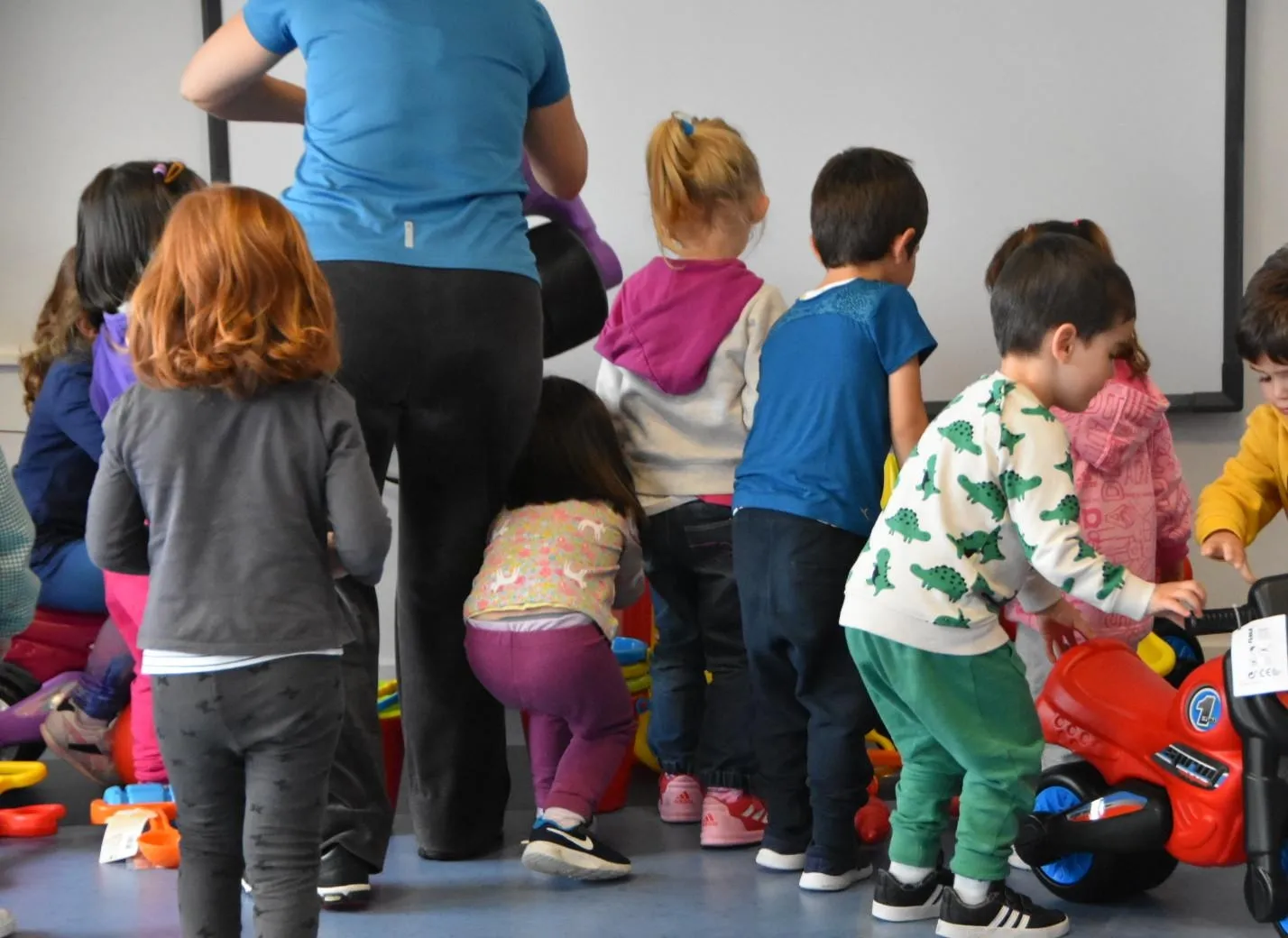 Los niños, con sus juguetes