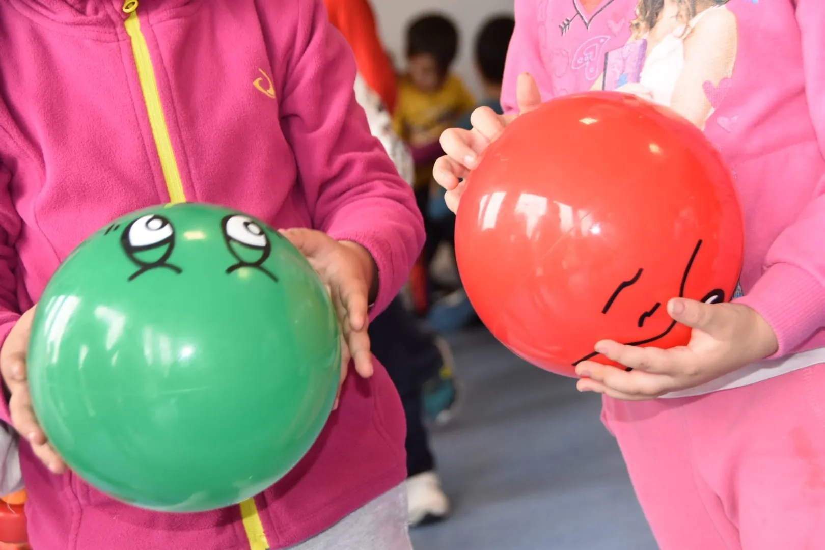 Foto 5 - Medio centenar de ni&ntilde;os del CEIP Isabel Reina de Castilla estrenan juguetes gracias a empresas...