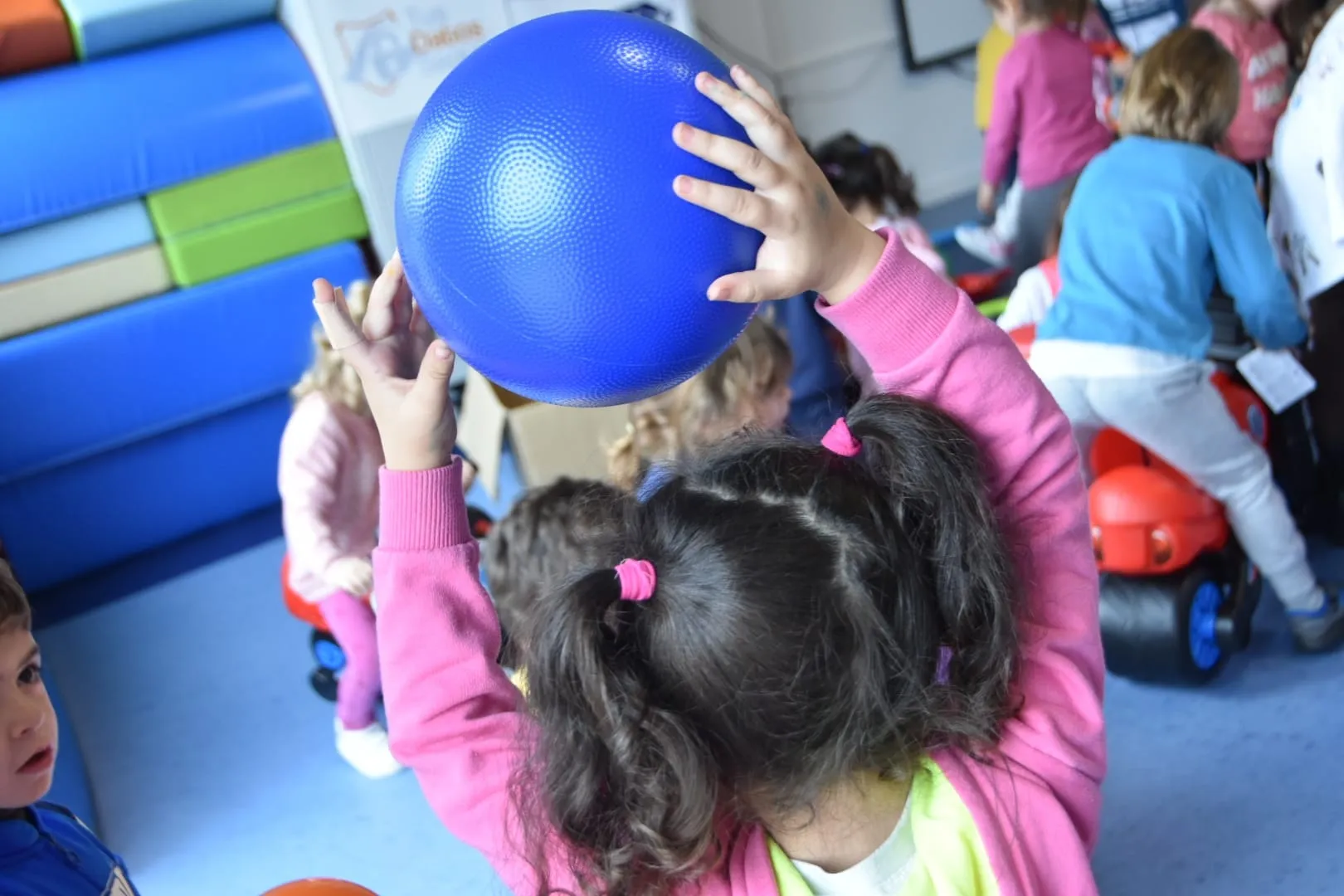 Foto 4 - Medio centenar de ni&ntilde;os del CEIP Isabel Reina de Castilla estrenan juguetes gracias a empresas...