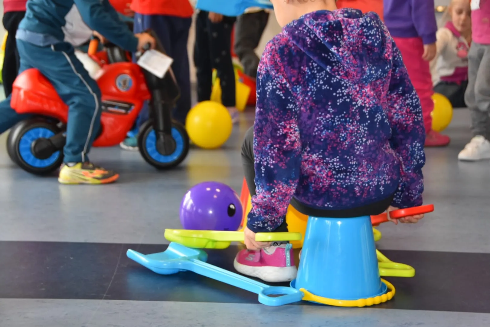 Foto 3 - Medio centenar de ni&ntilde;os del CEIP Isabel Reina de Castilla estrenan juguetes gracias a empresas...