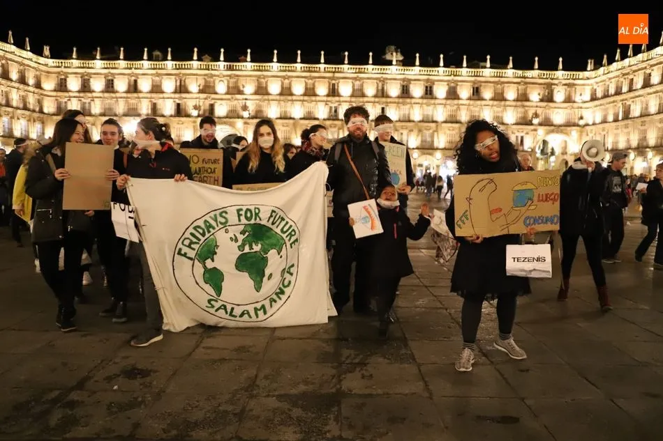 Foto 2 - El movimiento Fridays For Future hace una &lsquo;marcha zombie&rsquo; contra el Black Friday  