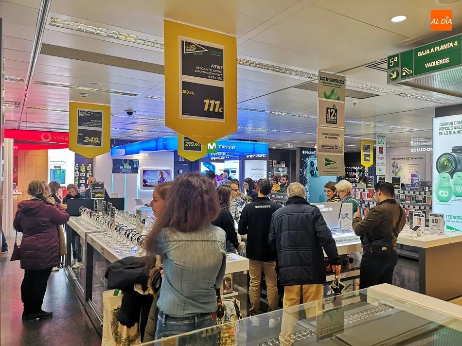 Numerosos vecinos de Salamanca se han acercado a El Corte Inglés para disfrutar de los descuentos del Black Friday