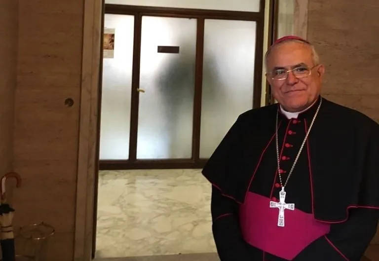 El obispo de Córdoba, Demetrio Fernández, ante la sala de la Congregación para las Causas de los Santos del Vaticano, en una imagen de archivo