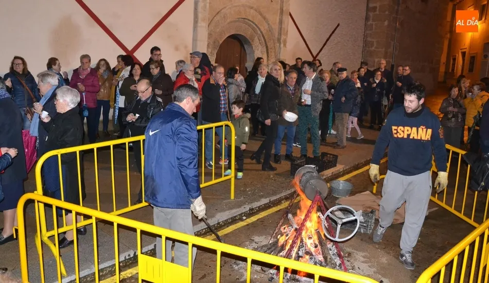 Enorme éxito de la Carbochada callejera de la Parroquia de San Andrés  