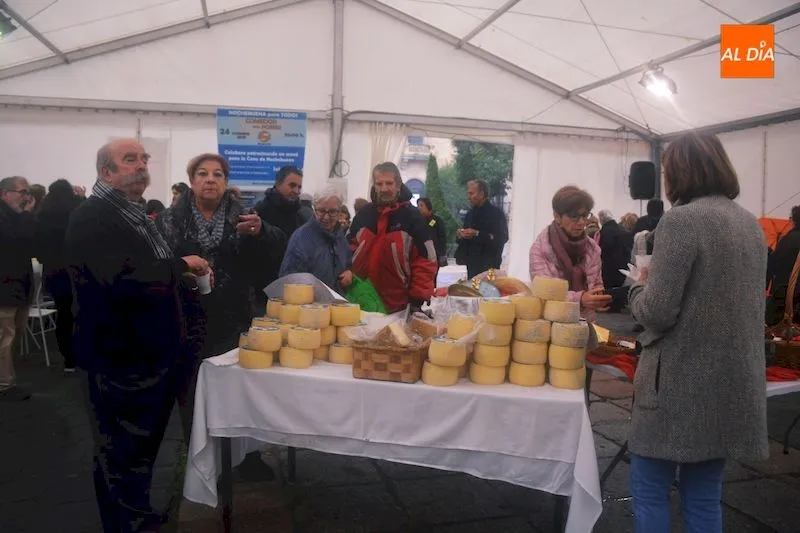 Asistentes al Rastrillo Solidario organizado por el Comedor de los Pobres / Lydia González