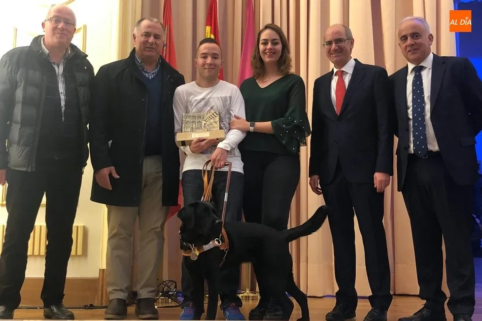 Daniel Martín con sus padres y autoridades del acto / FOTOS: J.M.M. Y LYDYA GONZÁLEZ