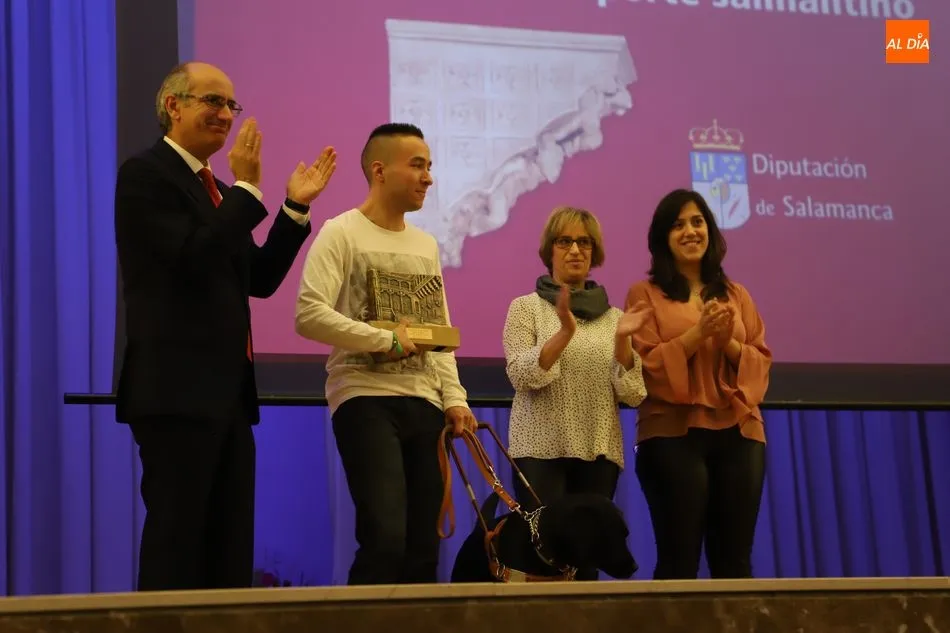 Foto 4 - El arquero villarinense, Daniel Mart&iacute;n, recibe la Salina de Bronce en los 57&ordm; Premios del Deporte ...