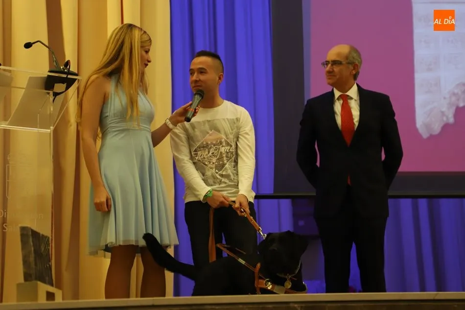 Foto 3 - El arquero villarinense, Daniel Mart&iacute;n, recibe la Salina de Bronce en los 57&ordm; Premios del Deporte ...