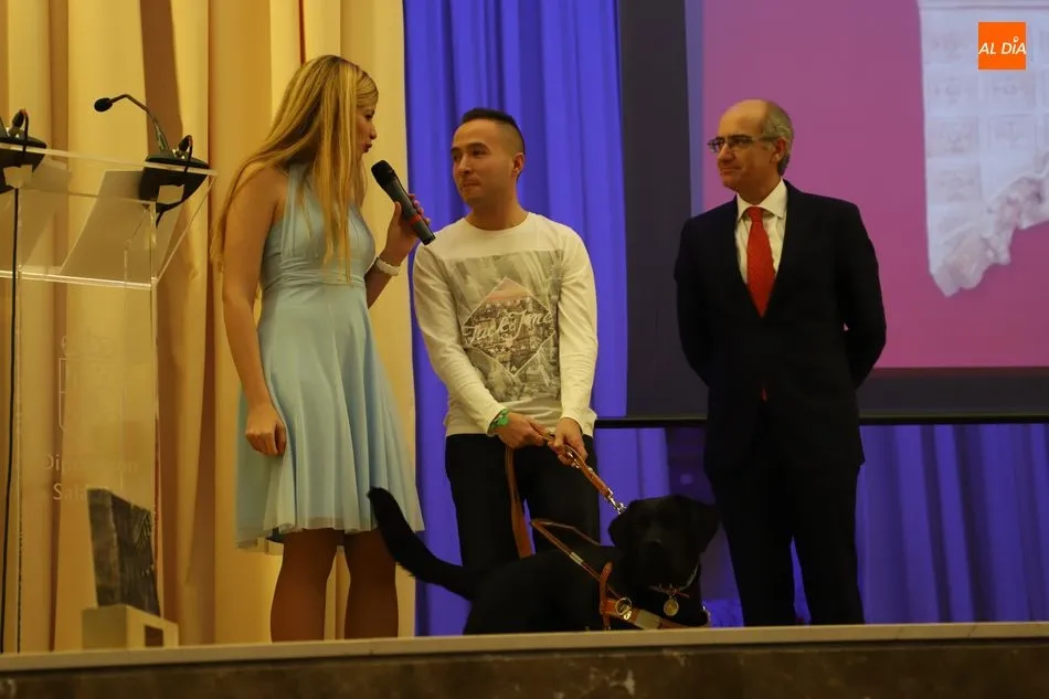 Foto 2 - El arquero villarinense, Daniel Mart&iacute;n, recibe la Salina de Bronce en los 57&ordm; Premios del Deporte ...