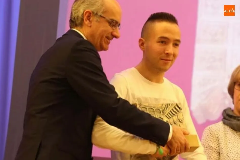 Foto 7 - El arquero villarinense, Daniel Mart&iacute;n, recibe la Salina de Bronce en los 57&ordm; Premios del Deporte ...