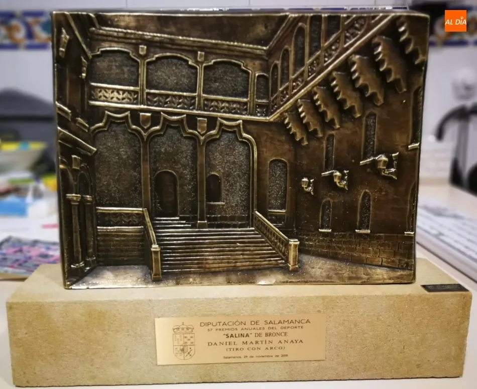 Foto 5 - El arquero villarinense, Daniel Mart&iacute;n, recibe la Salina de Bronce en los 57&ordm; Premios del Deporte ...