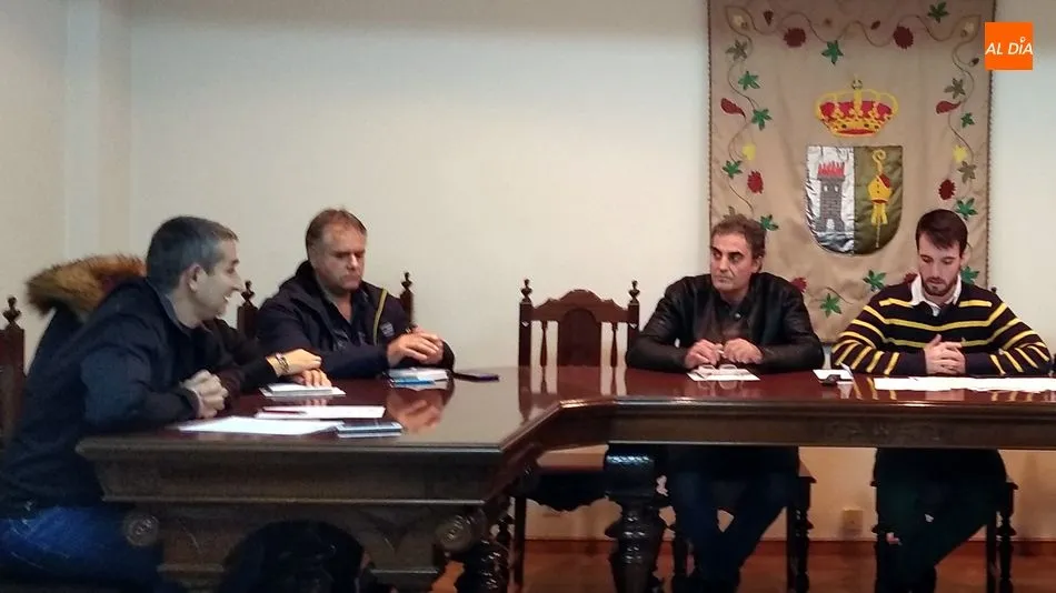 El portavoz del grupo popular, a la izq, en su intervención en el pleno del pasado jueves