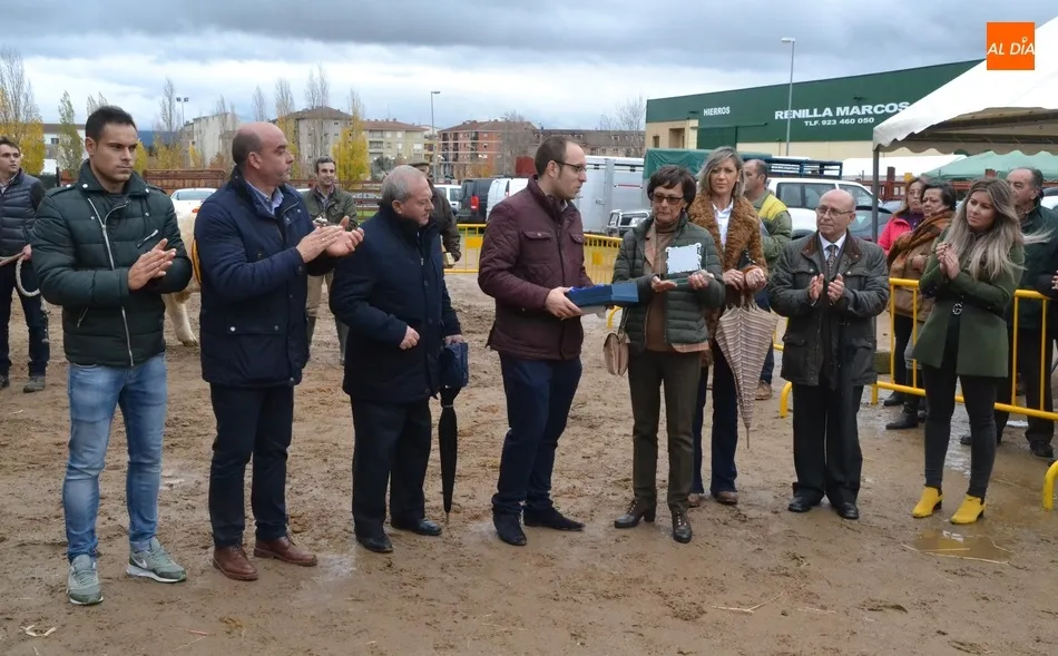 El homenaje a José Pinto culmina una mañana de Feria con buen ambiente pese a la lluvia  