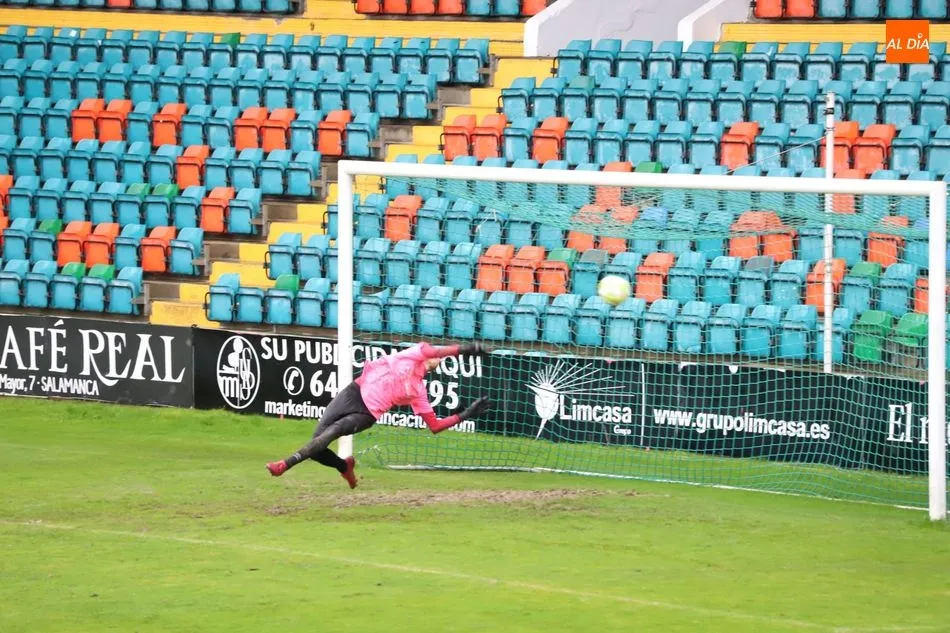 Cascajo recibe el primer tanto del partido / Lydia González