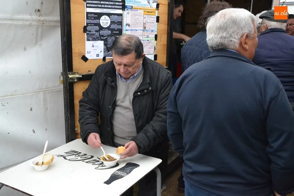 Foto 8 - El homenaje a Jos&eacute; Pinto culmina una ma&ntilde;ana de Feria con buen ambiente pese a la lluvia  