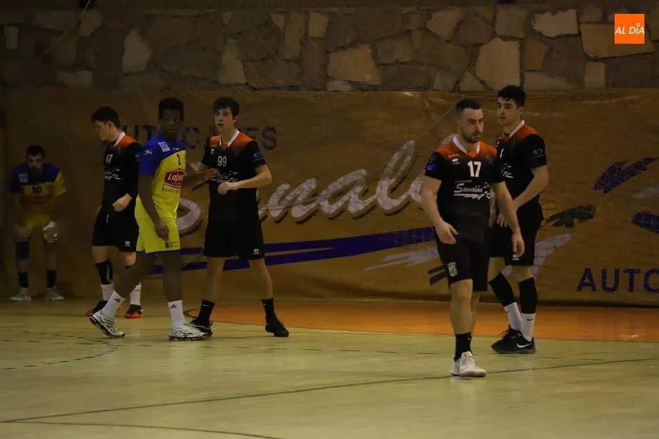 Foto 3 - El BM Salamanca sigue de dulce al batir a Lafuente Pereda (31-27)