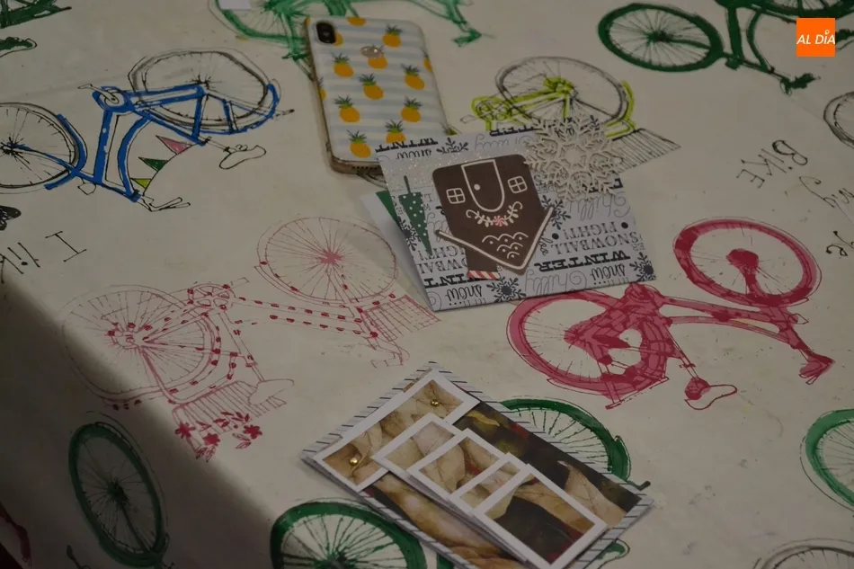 Foto 3 - El Espacio i abre las puertas de la Navidad 2019 elaborando postales de scrap  