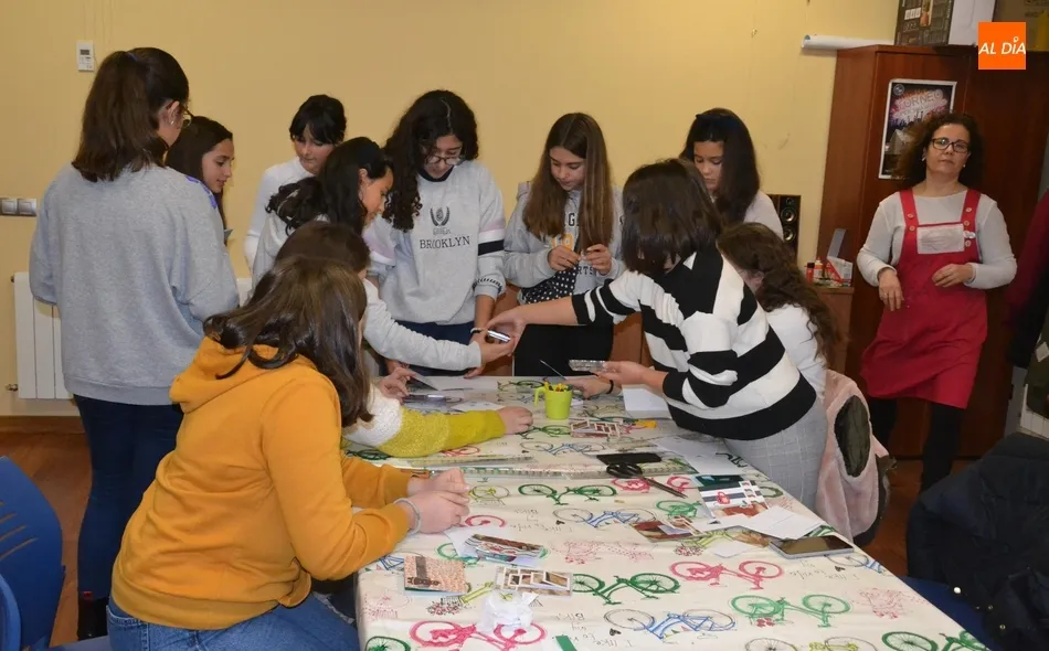 Foto 2 - El Espacio i abre las puertas de la Navidad 2019 elaborando postales de scrap  