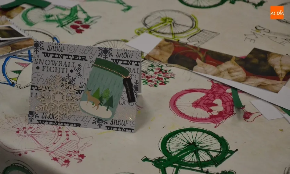 Foto 4 - El Espacio i abre las puertas de la Navidad 2019 elaborando postales de scrap  