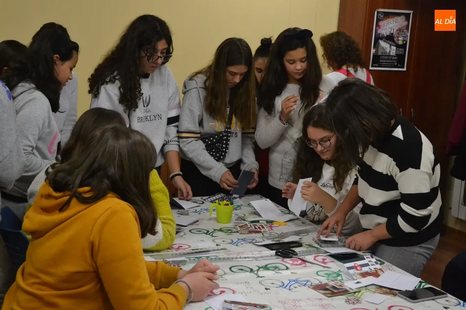 Foto 5 - El Espacio i abre las puertas de la Navidad 2019 elaborando postales de scrap  