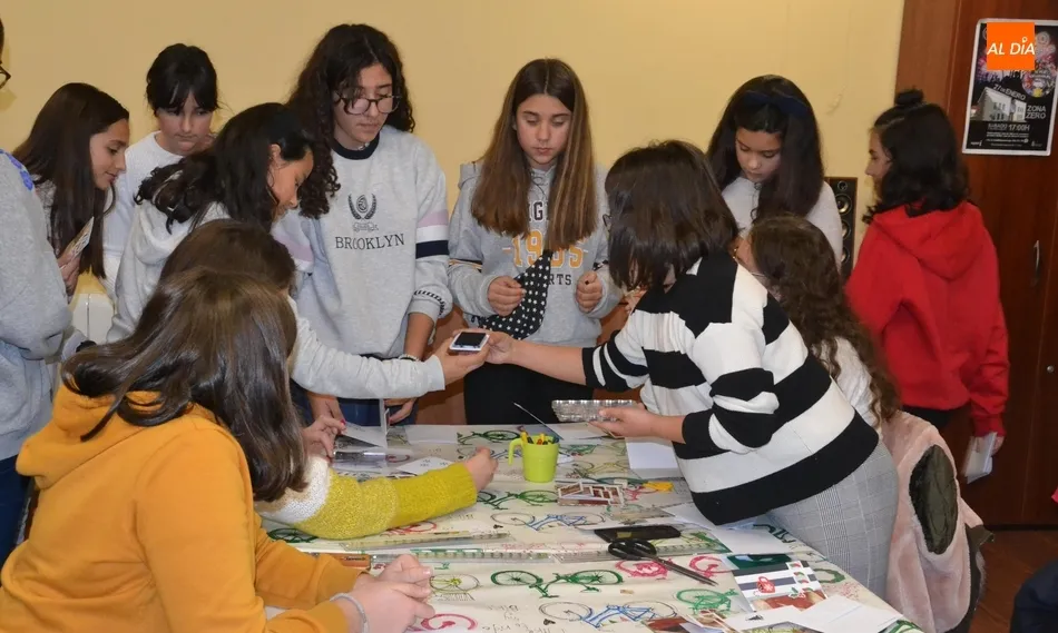 El Espacio i abre las puertas de la Navidad 2019 elaborando postales de scrap  